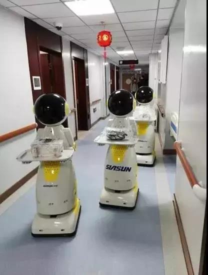 (沈阳市第四人民医院病房里的送餐机器人正在调试)