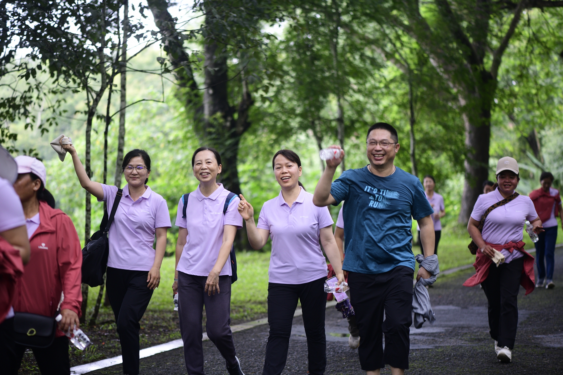 版纳植物园举办2022年“全民健身日”夏季健步走暨拔河比赛活动
