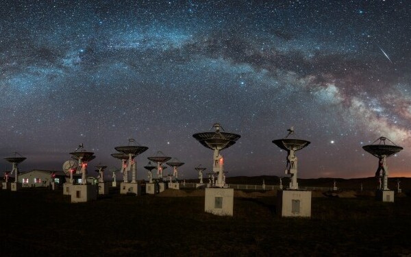 长桥星河覆草野，天线列阵观日穹